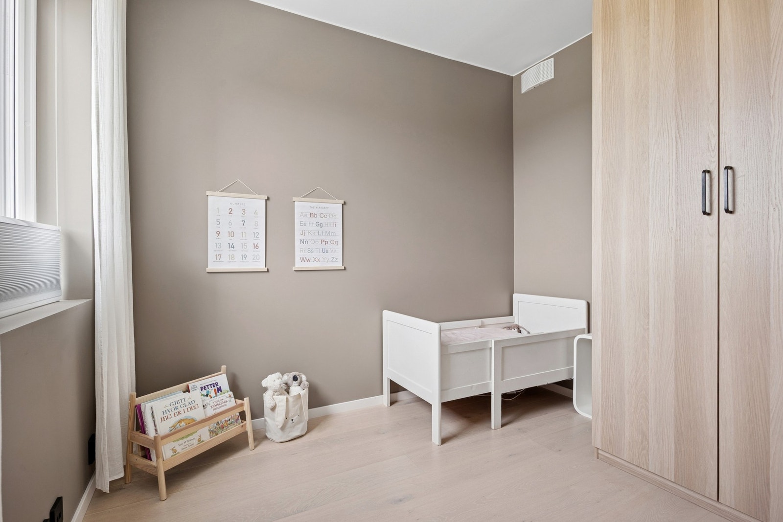 Soverom 2 kan enkelt innredes etter ønske og behov. Soverommene har også plisségardiner. Galleribilde