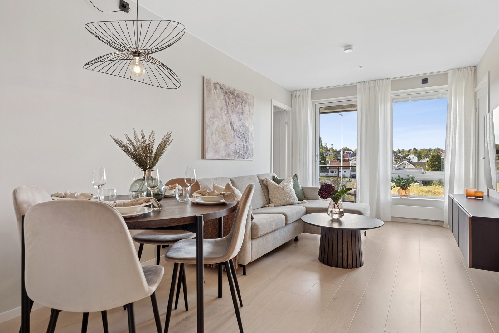 Stuen har fine soner for innredning. Leiligheten er påkostet med dyre og ikke minst rette tilvalg. En-stavs parkett gir leiligheten et flott utrykk. Galleribilde