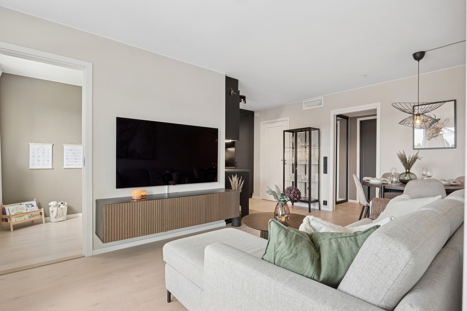 Stue og kjøkken ligger i åpen løsning og måler 21 kvm. Galleribilde