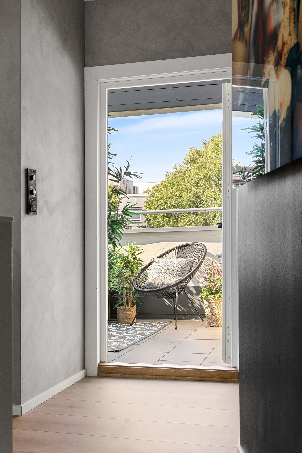 Med åpen dør om sommeren virker terrassen som en forlengelse av leiligheten. Galleribilde