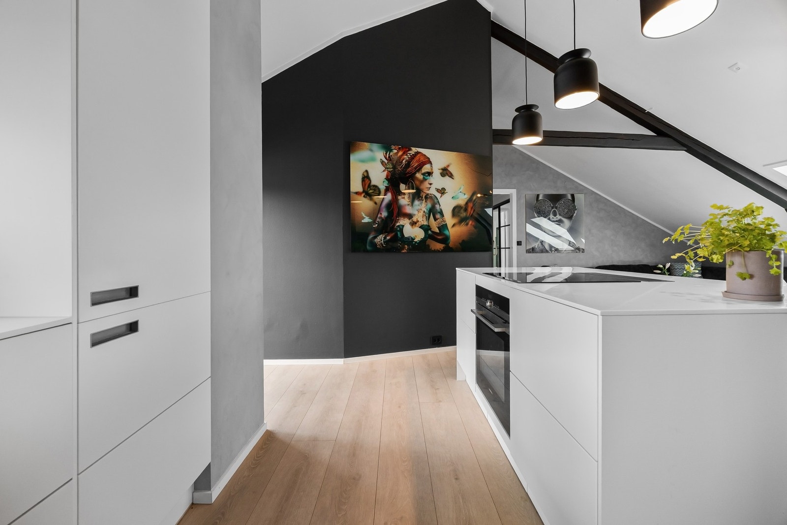 Boligen byr på nytt gulv og malte overflater fra 2021. Galleribilde