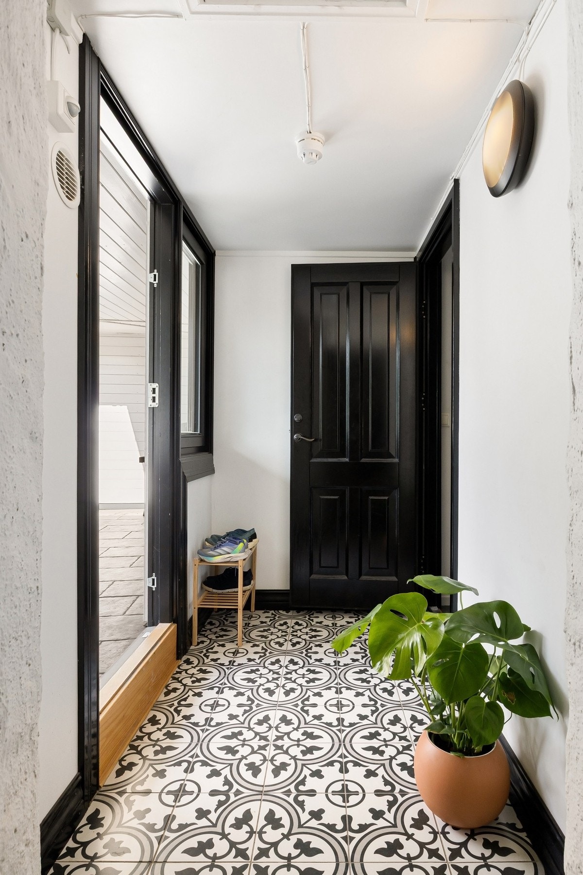 Som eneste leilighet i 5. etasje har man inngang fra en pen felles gang med historiske fliser. Galleribilde