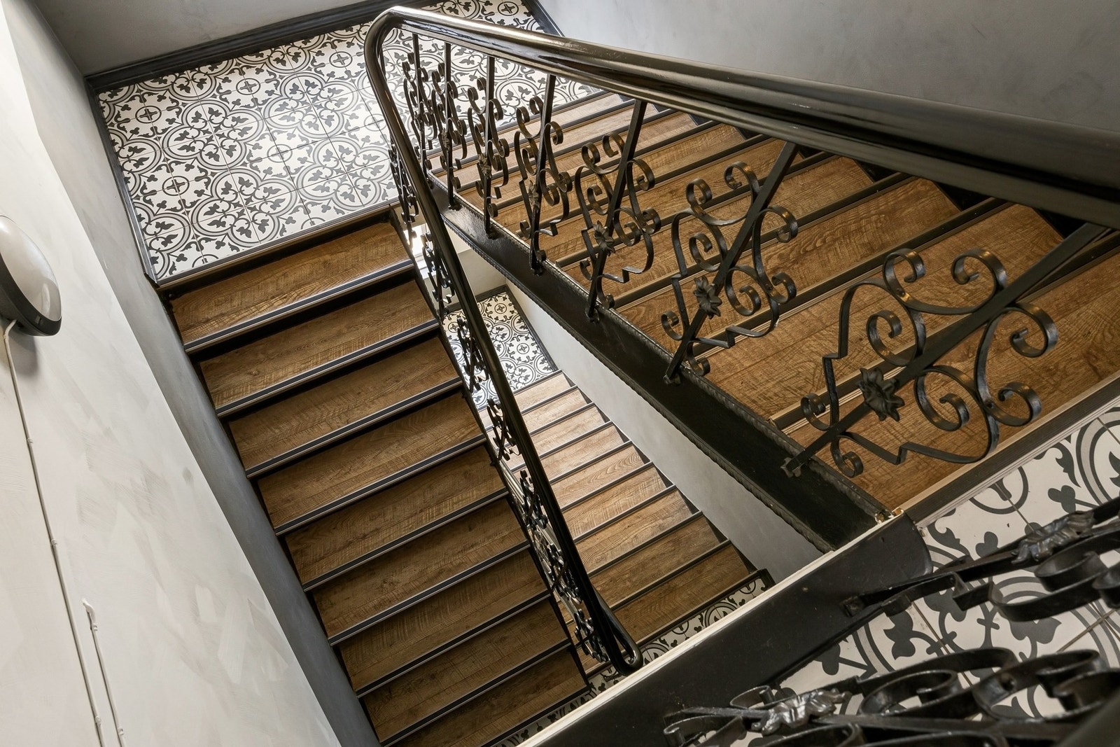 Velholdt felles trappegang med klassiske detaljer og solid inntrykk. Galleribilde