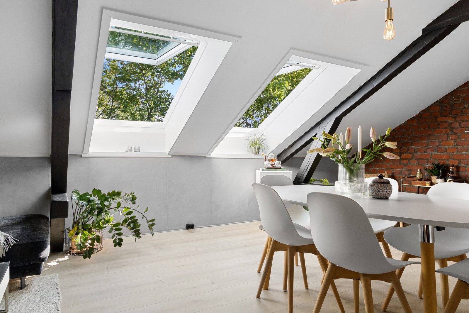 De store takvinduene gir rommet en fantastisk lyssetting gjennom dagen og skaper en luftig følelse under de åpne bjelkene. Galleribilde