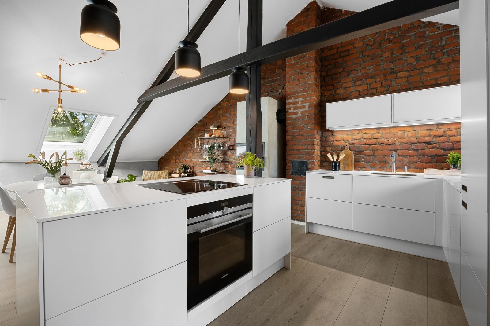 Kjøkkenet er stilrent og funksjonelt med god benkeplass, og ligger i perfekt nærhet til spiseplassen slik at matlaging og sosiale sammenkomster går hånd i hånd. Galleribilde