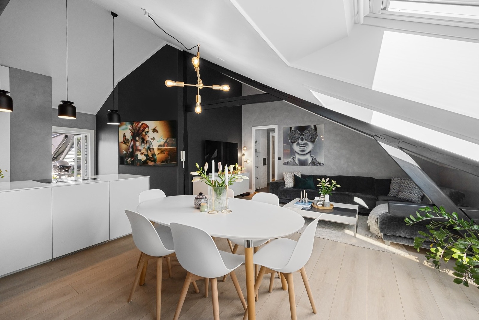 Med sin generøse størrelse og innbydende atmosfære er stuen leilighetens naturlige midtpunkt. Galleribilde