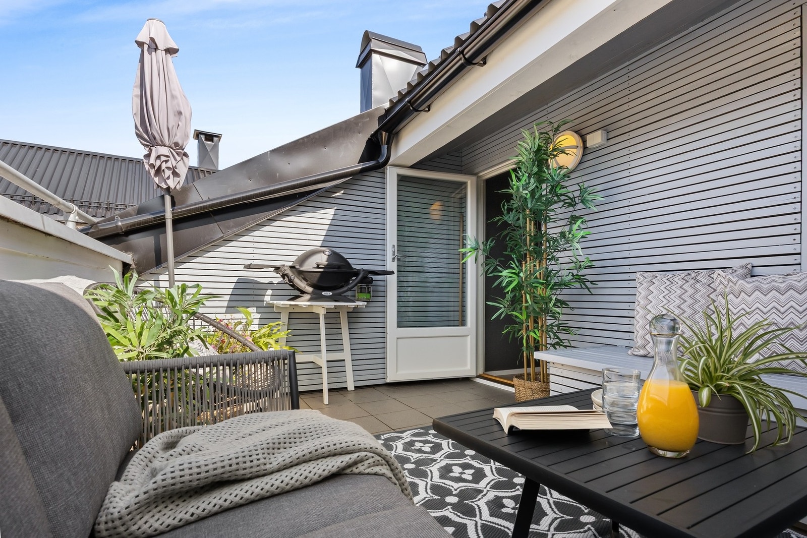 Det er god plass til utemøbler og grill. Perfekt for både rolige kvelder og sosiale sammenkomster. Galleribilde