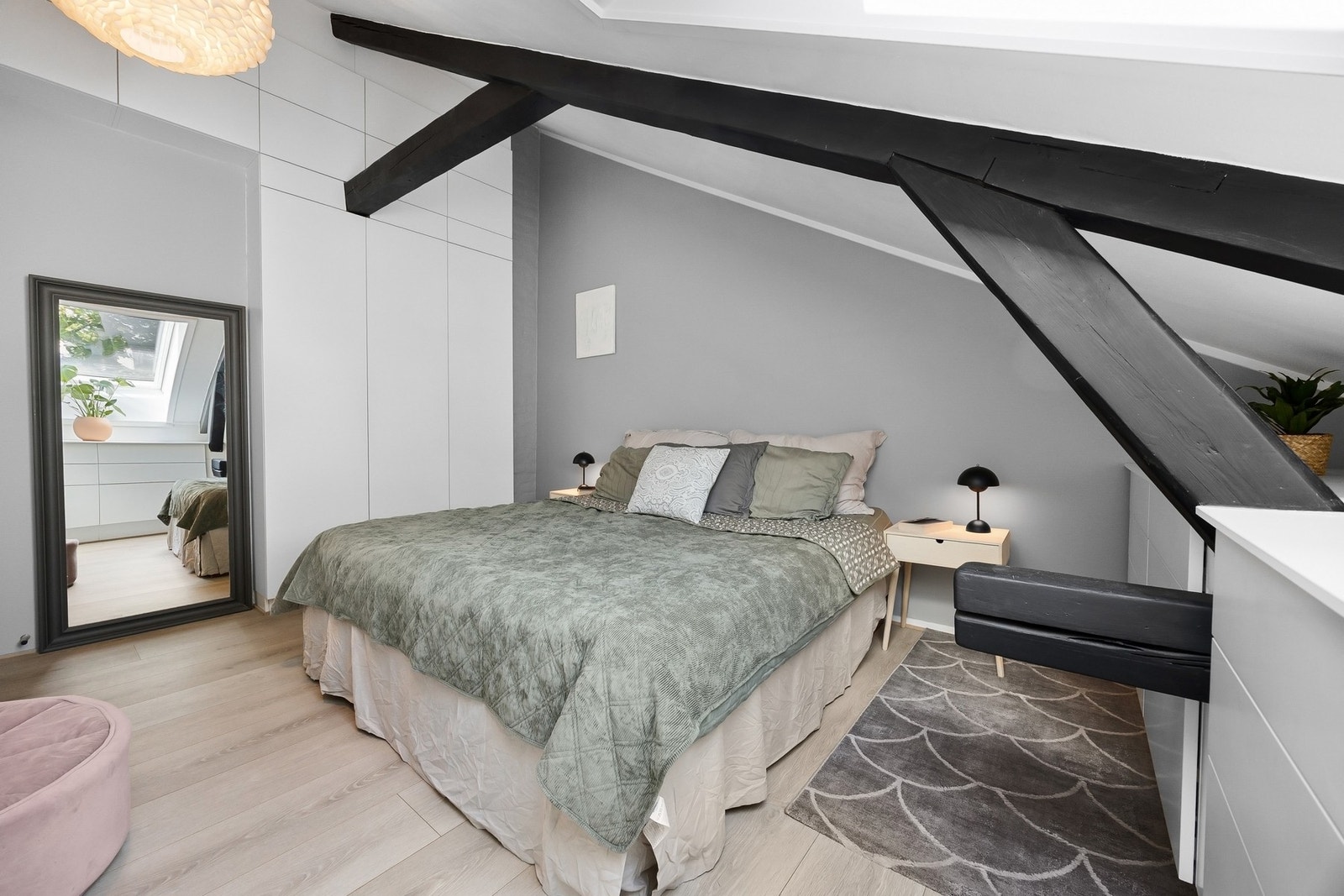 Stort og lyst hovedsoverom med plassbygget garderobeløsning fra Svane, som utnytter takhøyden optimalt. Galleribilde