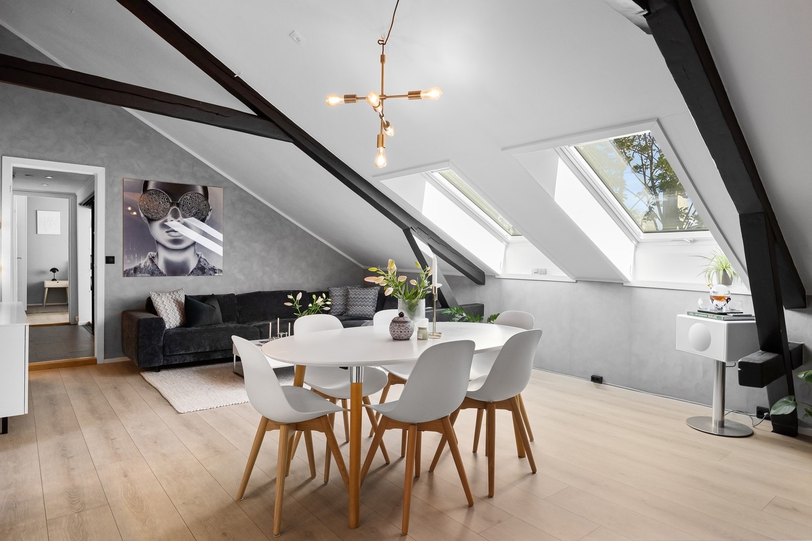 Du får en stor og lys 3- roms loftsleilighet med særegen karakter! Galleribilde