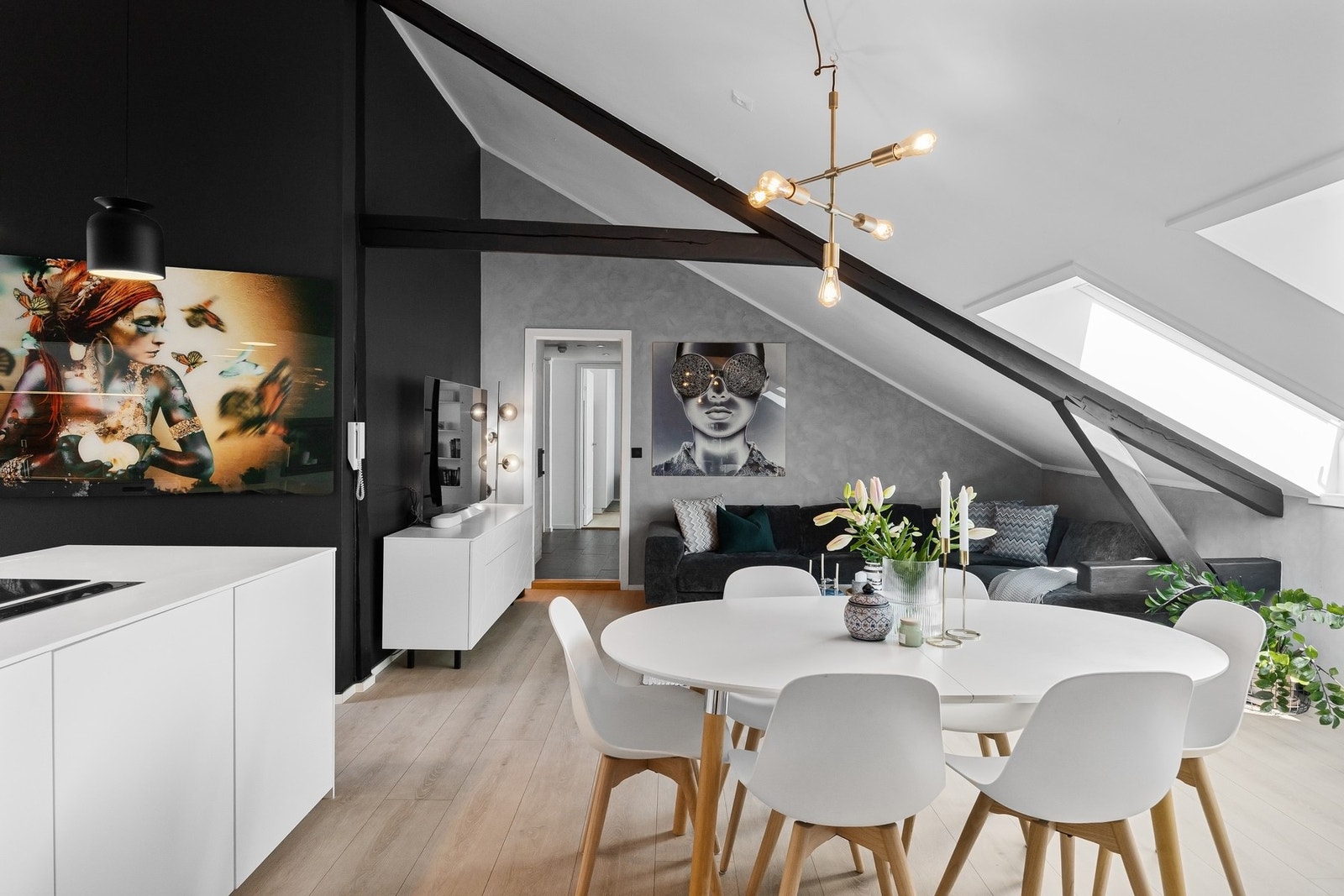 Her kombinerer man moderne løsninger med rustikke detaljer som synlige takbjelker og en eksponert teglsteinsvegg. Galleribilde