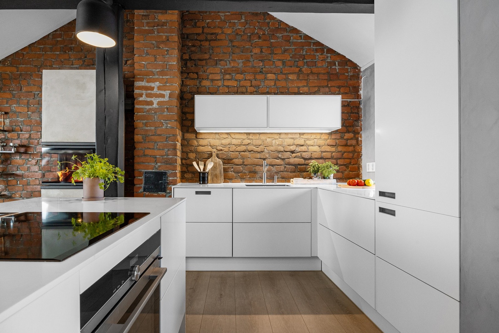 Kjøkkenet byr på håndtaksløse fronter, kompositt benkeplate og moderne løsninger. Galleribilde