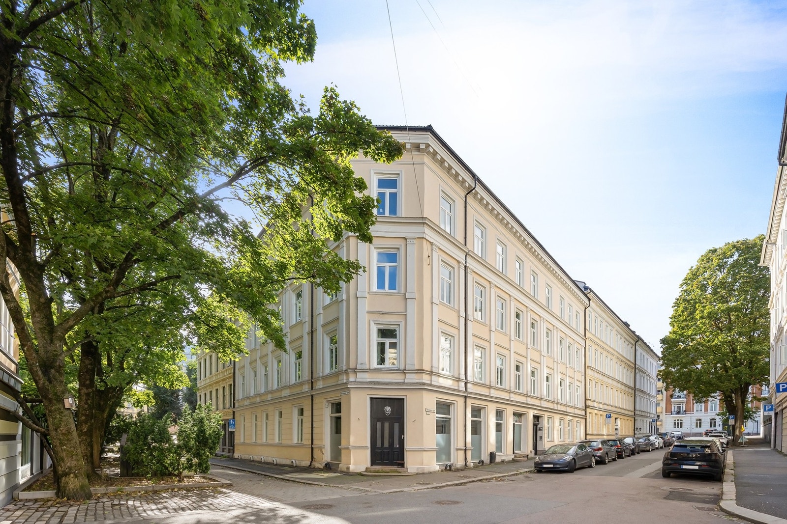 Attraktiv bygård med klassiske detaljer og flott beliggenhet i grønne omgivelser. Galleribilde