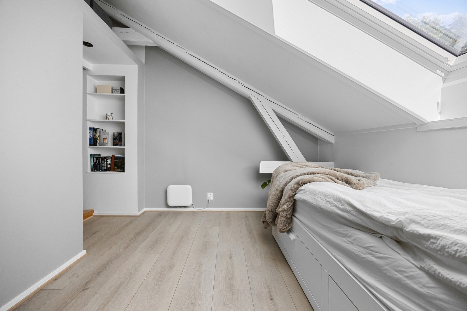 Et romslig soverom med naturlig lys, perfekt som barnerom, gjesterom eller hjemmekontor. Galleribilde