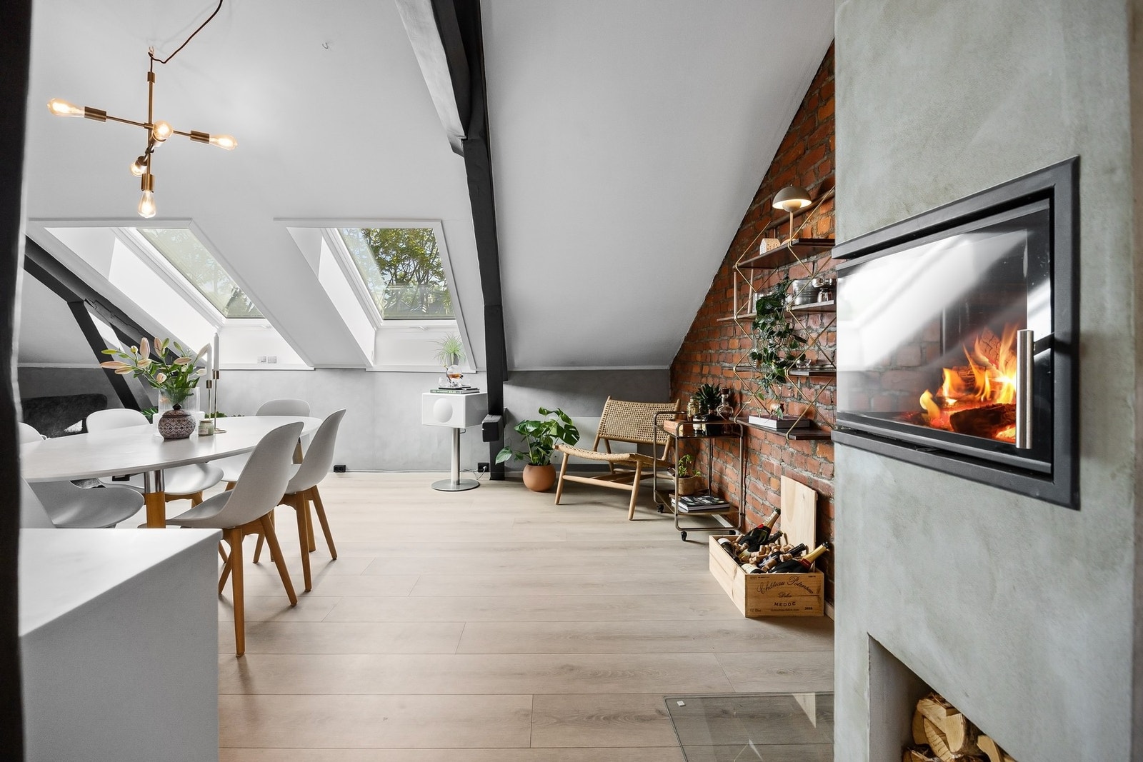 Naturlig lys fra store vinduer på begge sider av rommet. Galleribilde