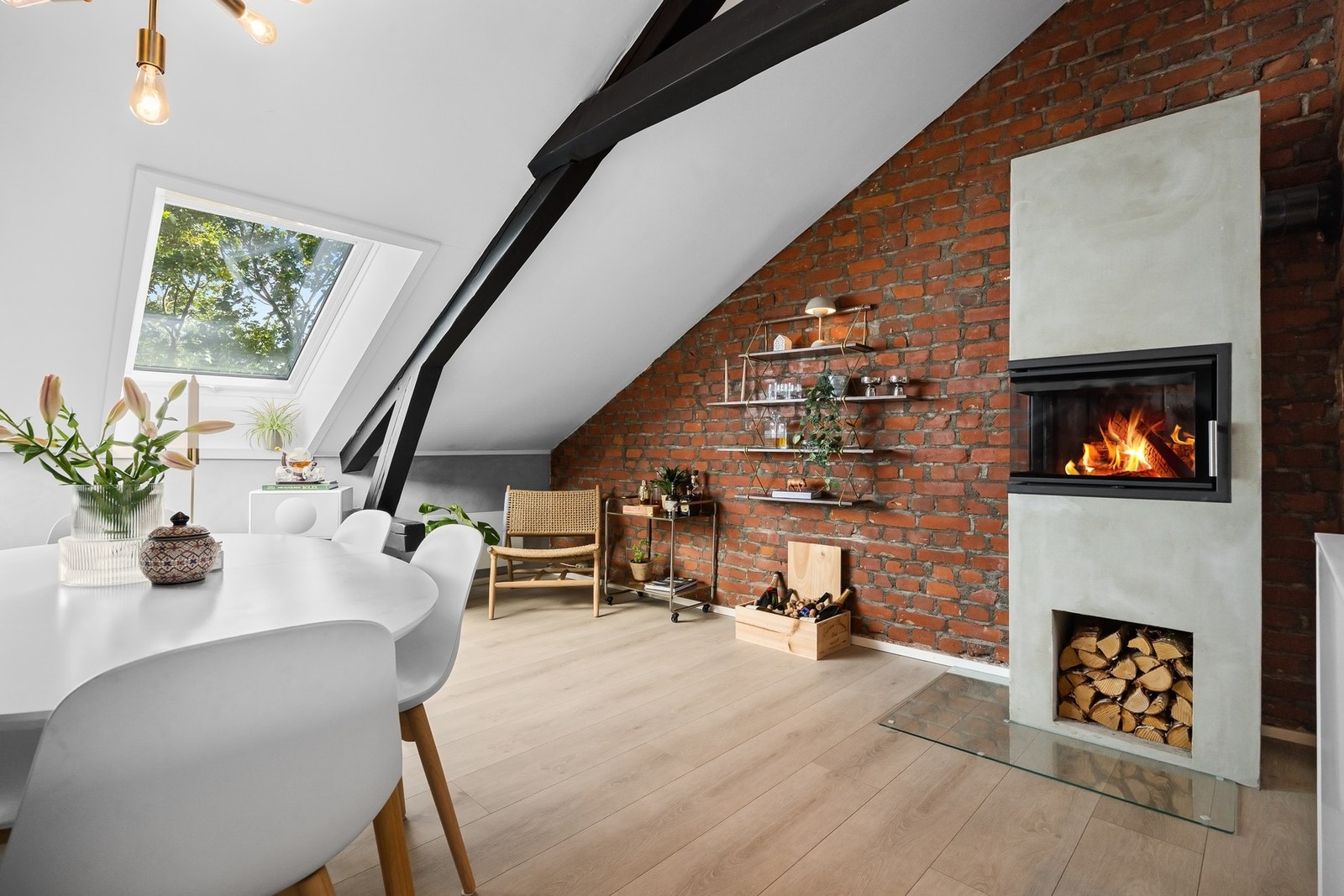 Ny, plassbygd peis fra 2024 med innsats i samme høyde som kjøkkenøyen. Galleribilde