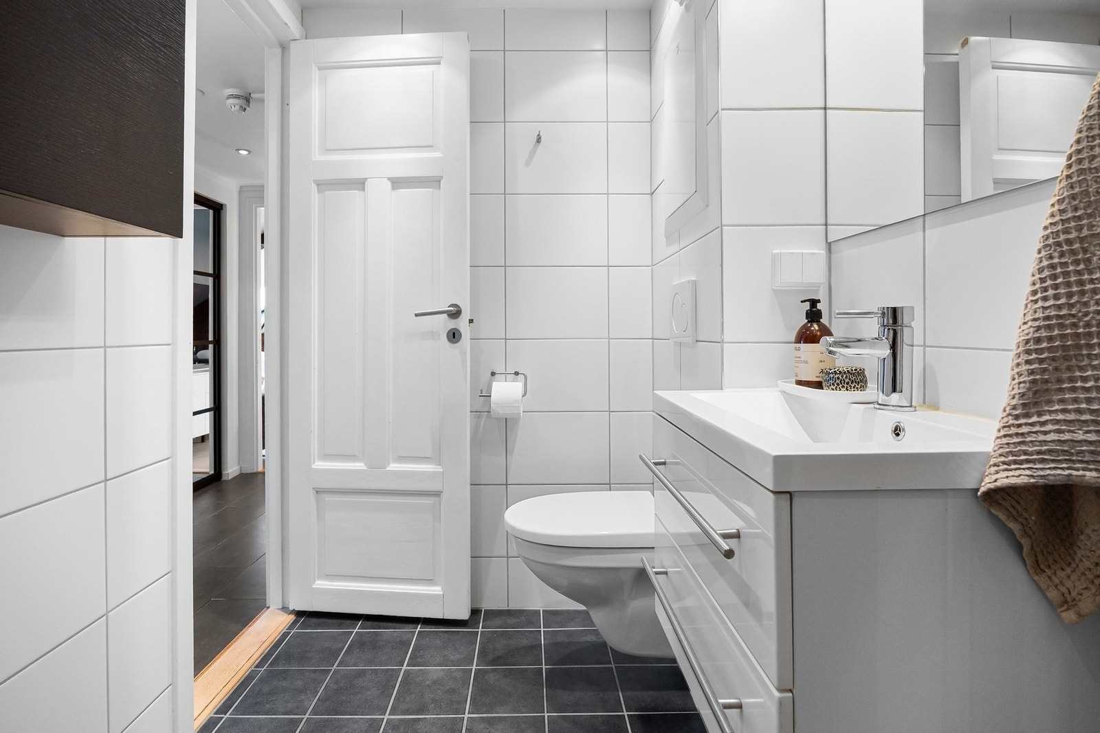 Praktiske skap gir godt med oppbevaring, og det er opplegg for vaskemaskin/tørk som medfølger. Galleribilde