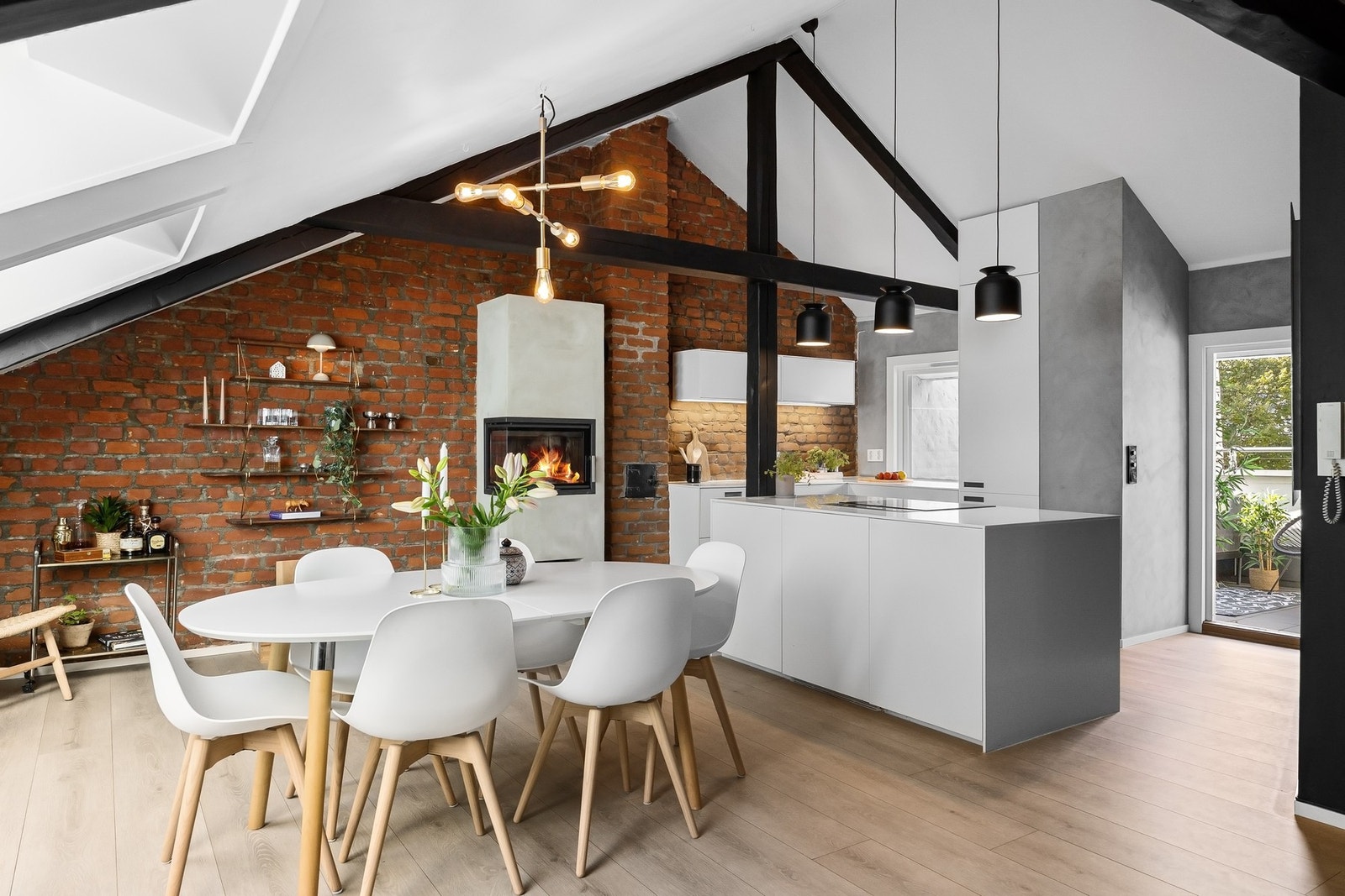 Lekker og gjennomgående 3-roms loftsleilighet med rolig og sentral beliggenhet i kanskje Vikas roligste gate. Galleribilde