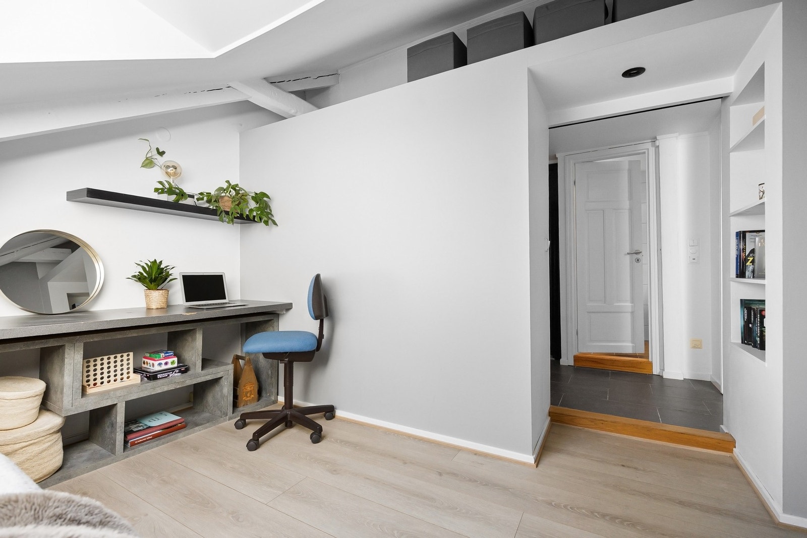 Her finnes en plassbygd kontorløsning samt tilgang til en hems med ekstra lagringsmuligheter. Galleribilde