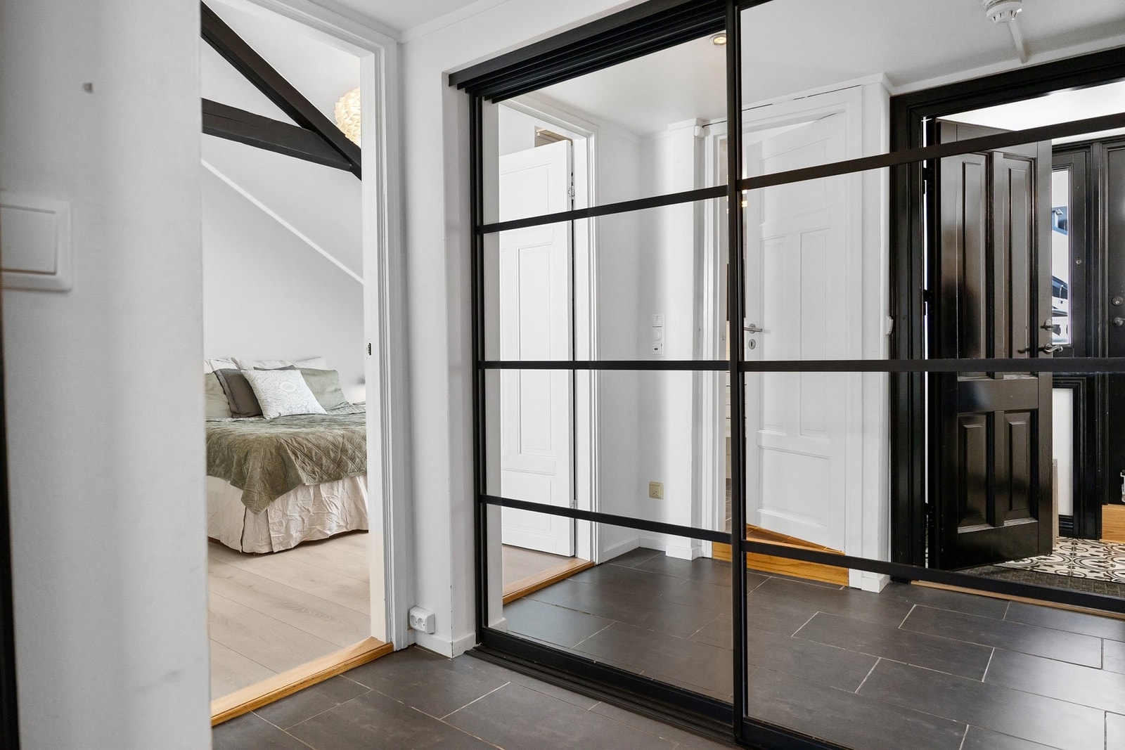 Speildøren kan dras helt ut og fungerer også som dør til soverom 2. Galleribilde