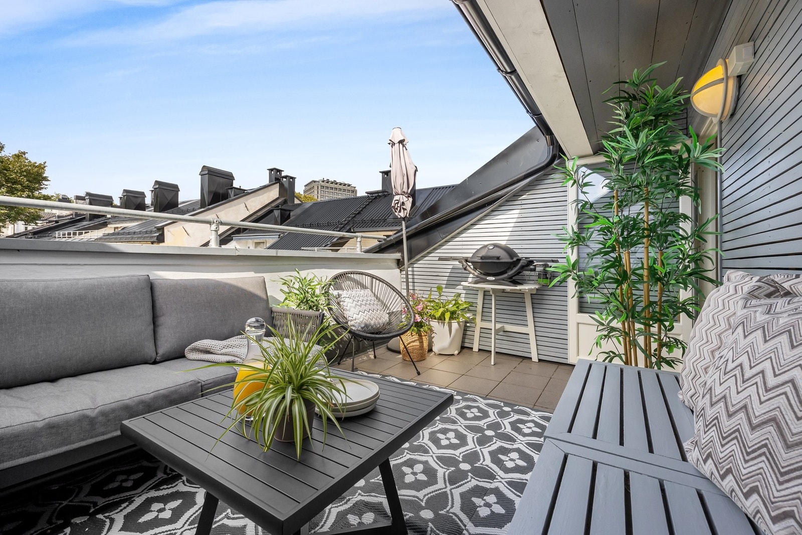 Den vestvendte terrassen på ca. 10 m² byr på svært gode solforhold fra ca. kl. 1330 til sent kveld på sommeren. Galleribilde