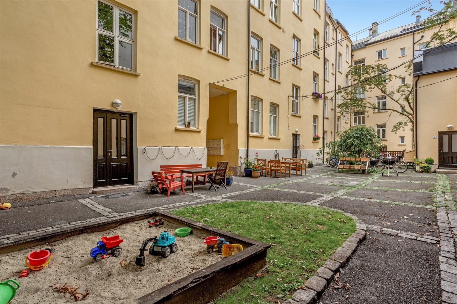 Borettslaget har en hyggelig bakgård med sykkelparkering, sitteplasser og beplantning. Galleribilde