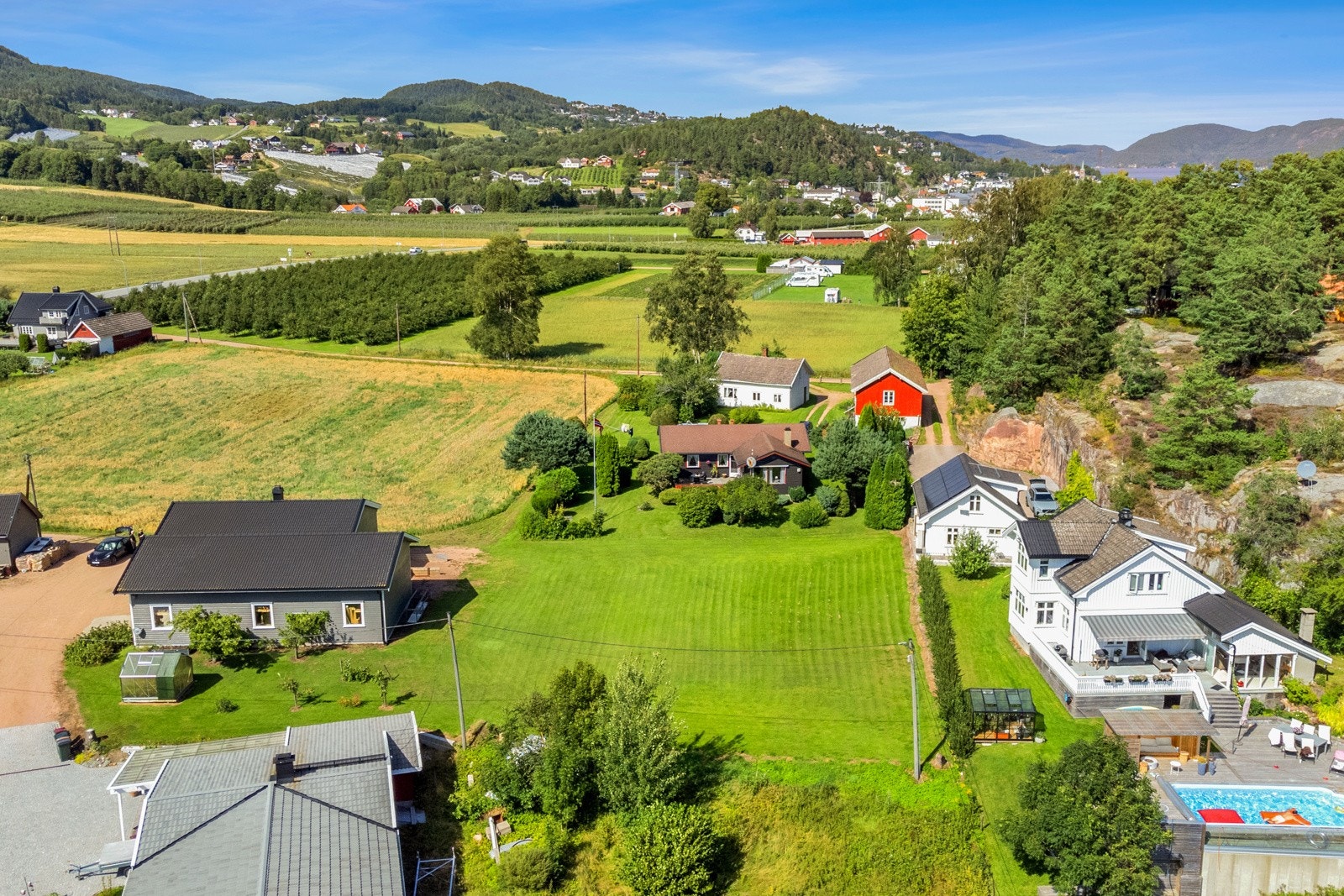 Drammensfjorden sammen med sørvendte jorder gir Svelvik er perfekt mikrokilma for produksjon av frukt og bær. Her høstes epler, plommer og moreller av erfarne bønner - en idyllisk setting for ditt nye hjem! Galleribilde