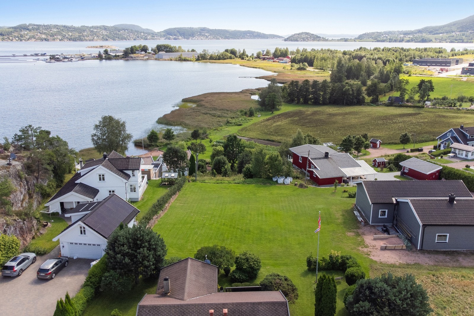 Flott jevn tomt med nærhet til fjorden, i hyggelig pent nabolag. Galleribilde