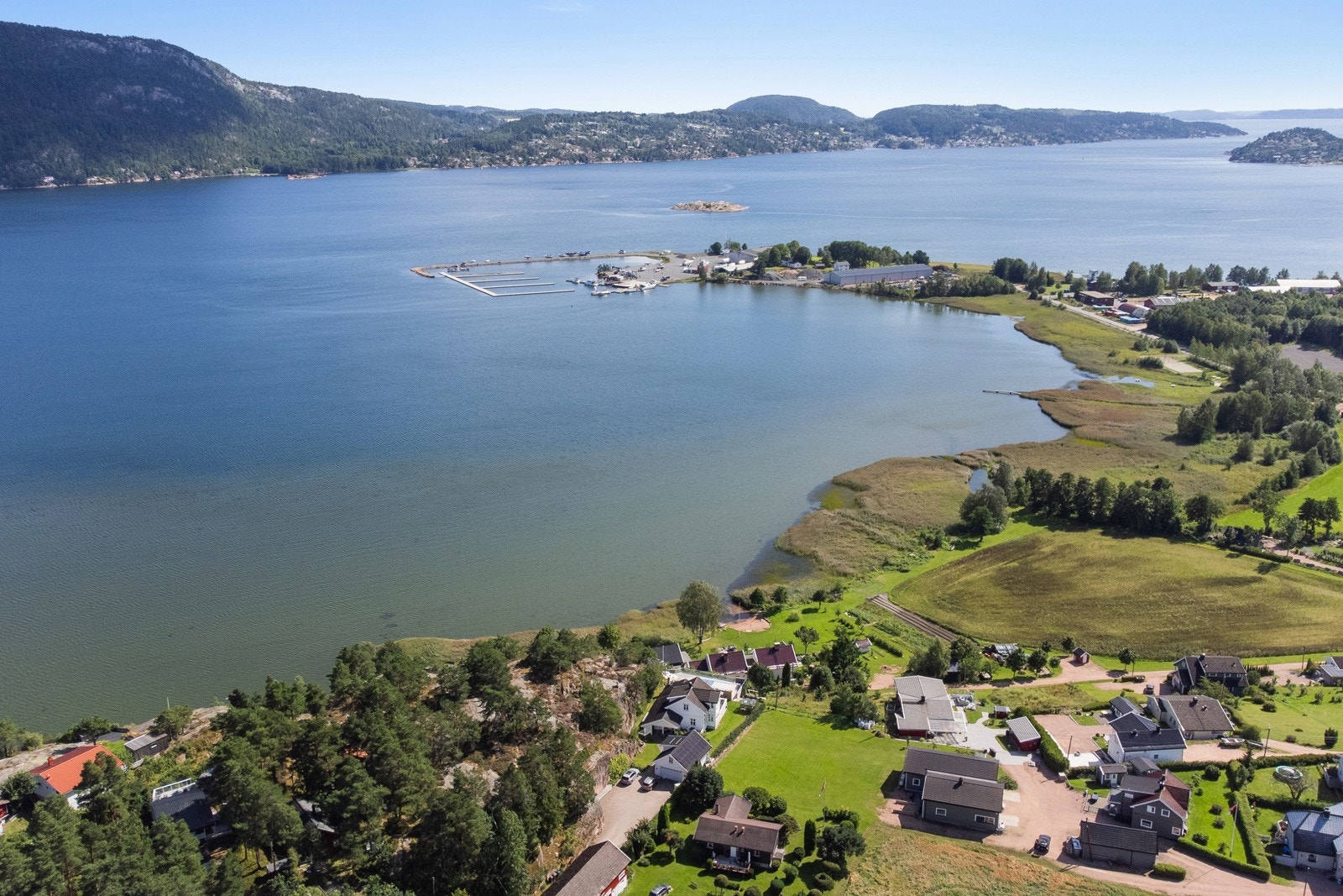 Svelvik skinner om sommeren med sitt livlige maritime miljø og kalles Norges nordligste sørlandsby. Nyt fjordens sjarm og kystidyllen fra din nye tomt. Galleribilde