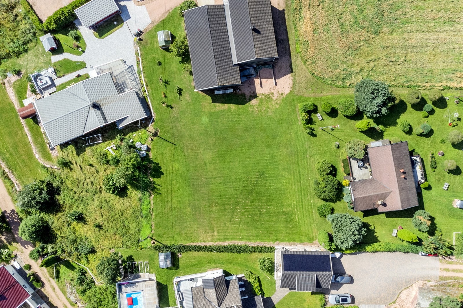 Tomten ligger i enden av Skjønheimveien som er en blindvei. Galleribilde