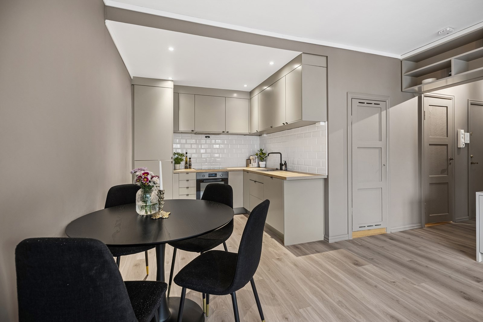 Åpen kjøkken- og stueløsning med god plass til spisebord - perfekt for matlaging, sosiale sammenkomster og lys, luftig atmosfære. Galleribilde