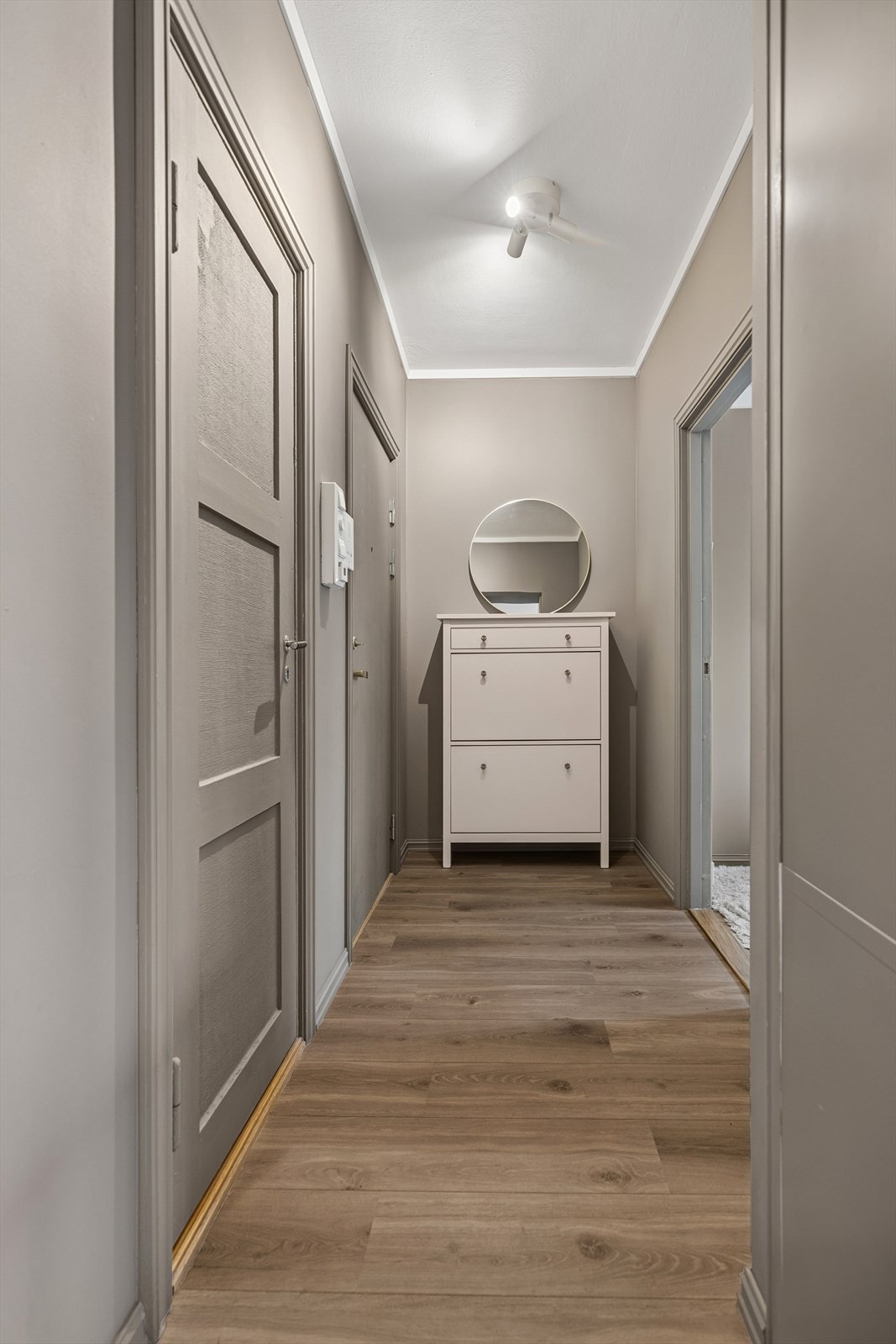 Romslig gang med plass til oppbevaring. Galleribilde