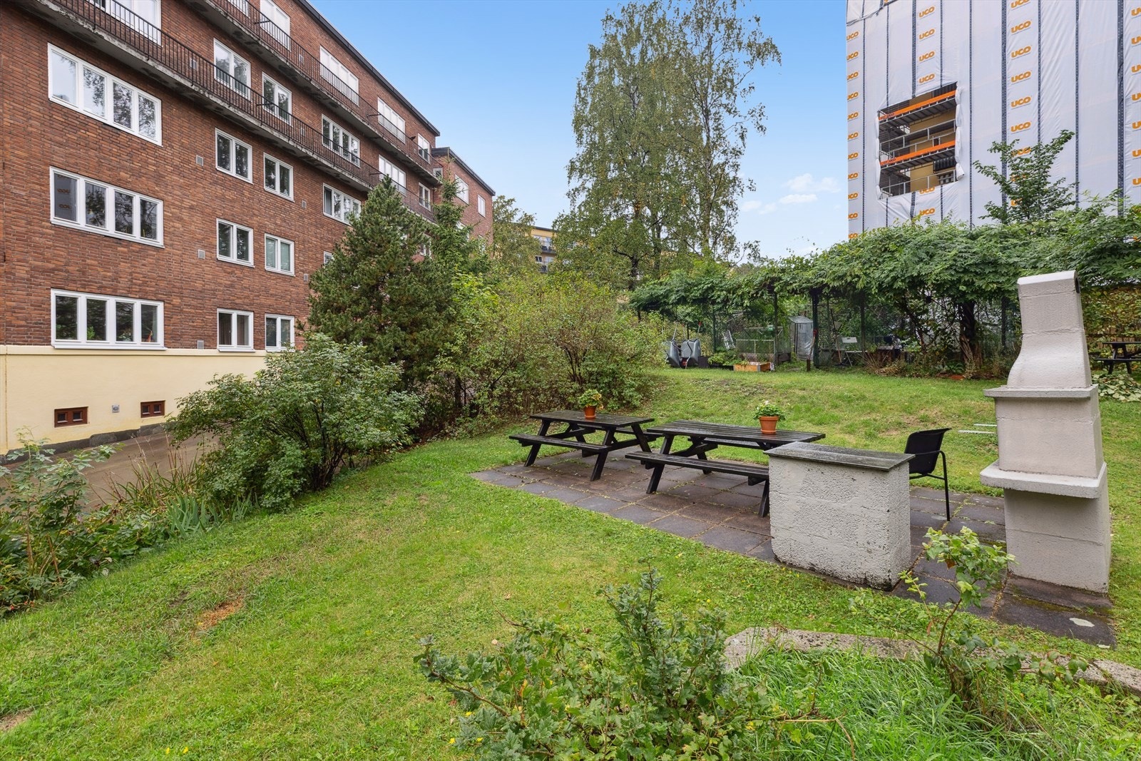 Bakgård med frodige omgivelser - her kan du nyte både sol og ro. Galleribilde
