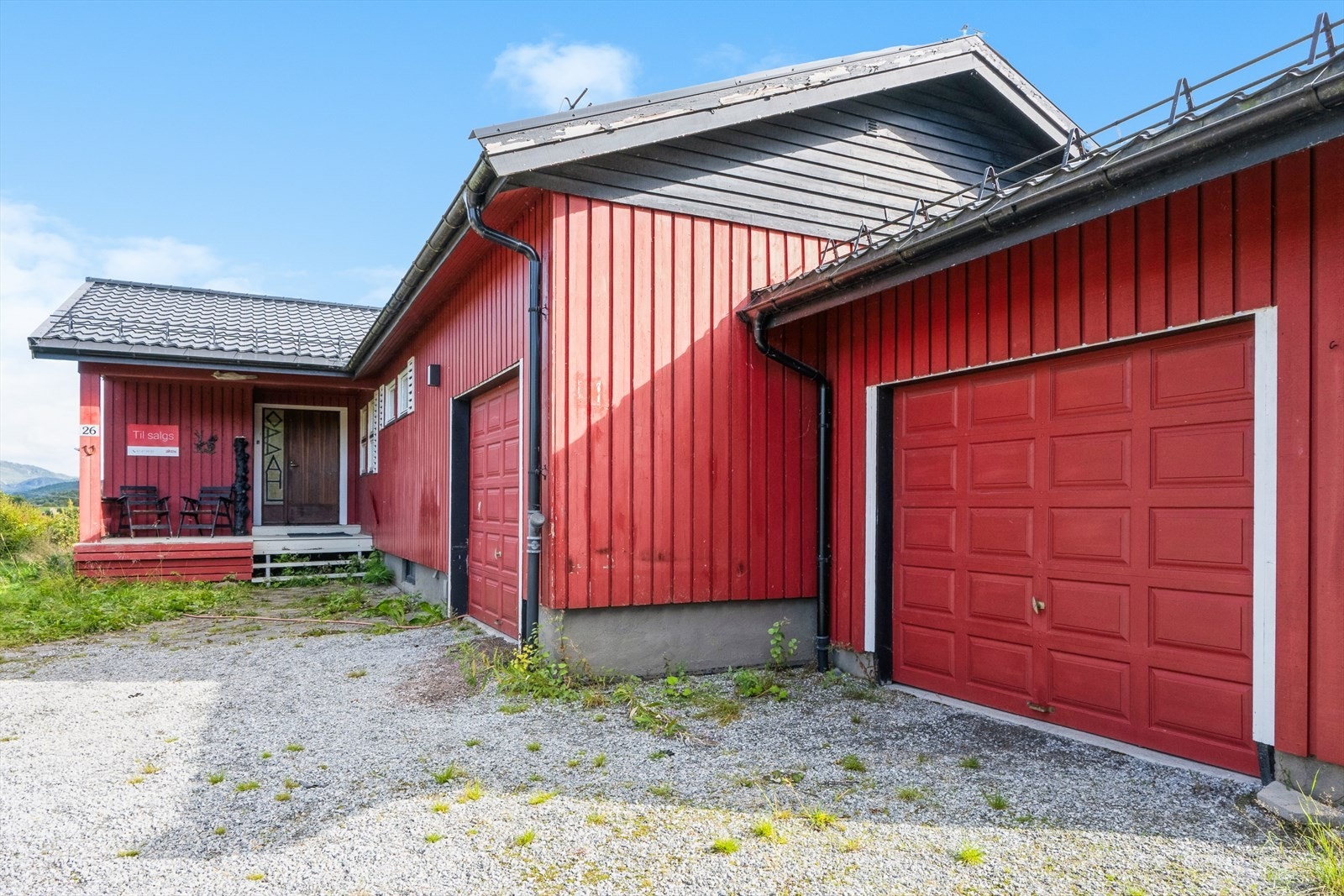 Gårdsplass og 2 stk. garasjer på 21 og 20 kvm. Galleribilde