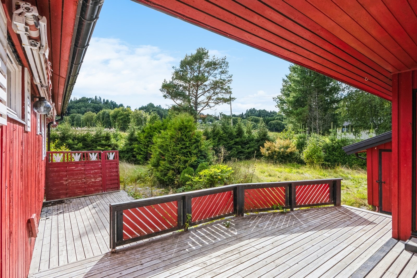 Det er kort veg til fine turområder, Namsen (attraktiv Laks elv) og ca. 8 km til Overhalla sentrum hvor du finner kjøpesenter, vinmonopol, cafe, butikker, kommunesenter m.m. Galleribilde