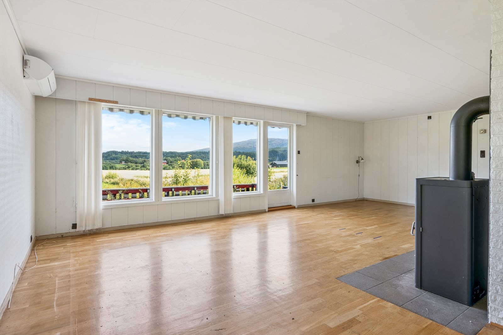 Velkommen inn! Åpen stue med vedovn og varmepumpe.
Gang, stue og kjøkken på hele 59 kvm. Galleribilde