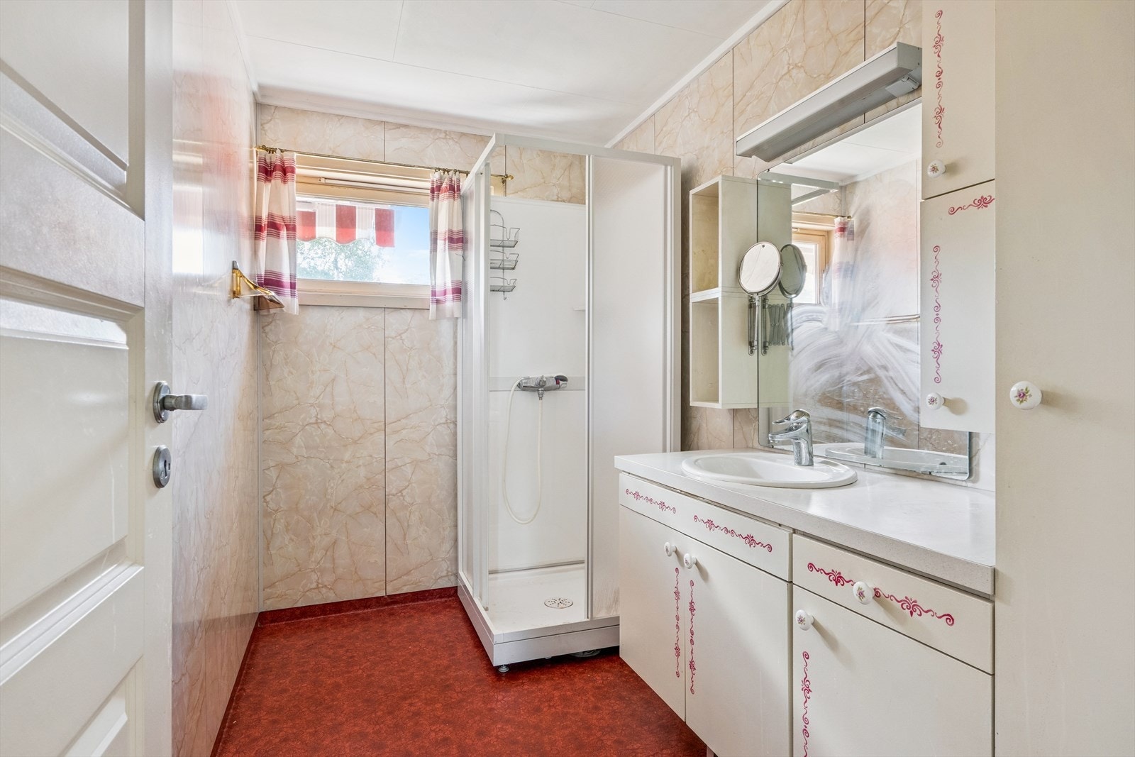 Bad. Boligen har 2 stk. wc i 1. etg. Galleribilde