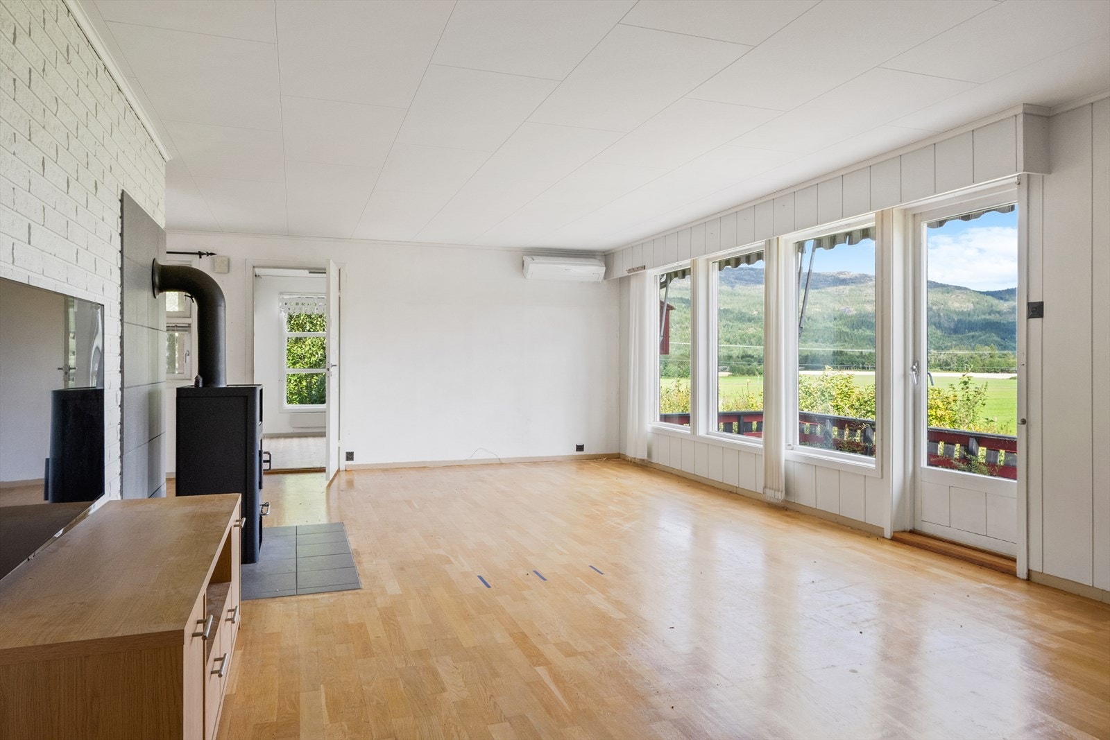 Stue med vedovn og varmepumpe Galleribilde