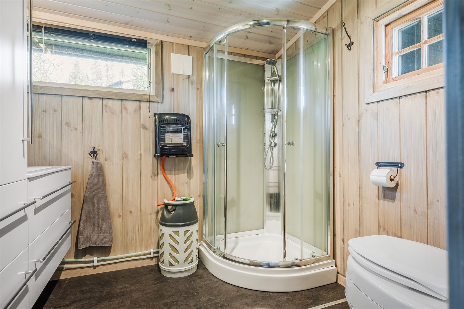 Bad med dusjkabinet og
servant Galleribilde