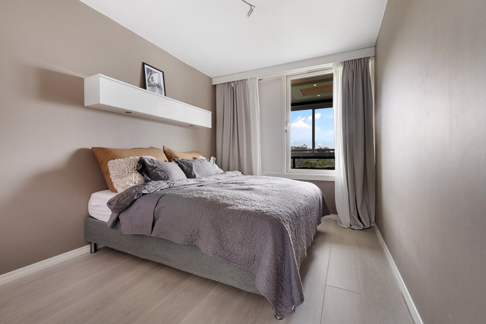 Soverommet måler 10,4 m² og har god plass til dobbeltseng, garderobeskap og annen innredning Galleribilde