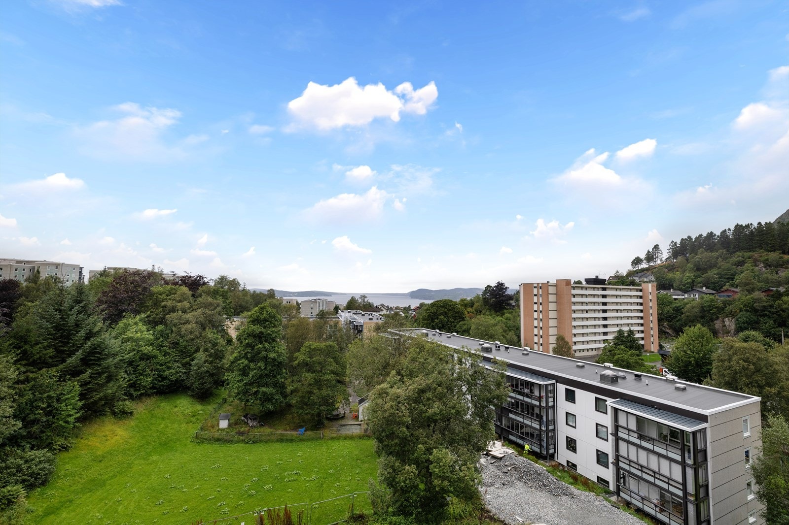 Tomtearealet er felles for borettslaget og er foruten eiendommens bygningsmasse opparbeidet med interne veier, grøntarealer, prydbusker/beplantning, lekeplass og ballplass Galleribilde