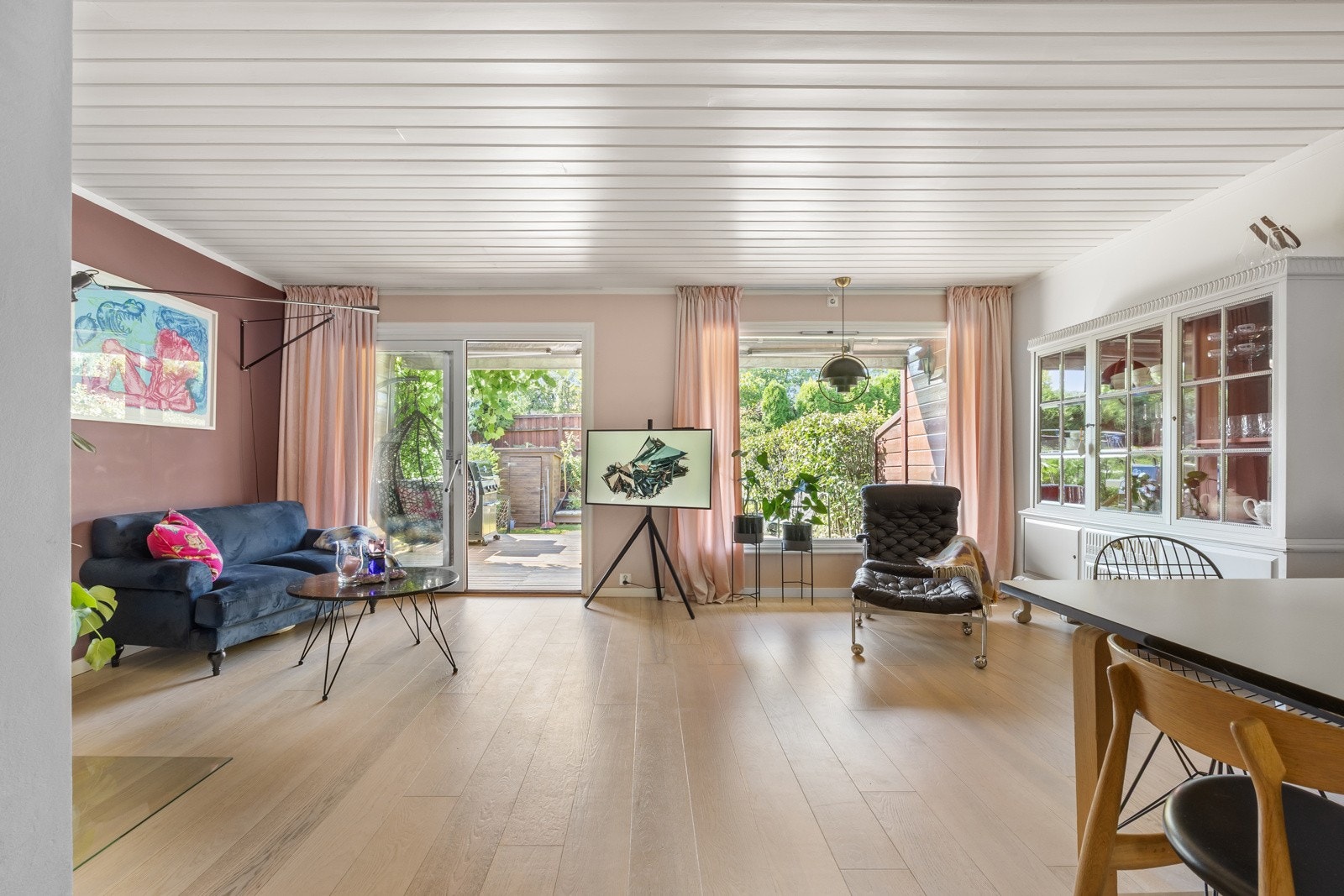 Stuen er helt skjermet for innsyn i sydvest, da hagen er en usjenert oase. Galleribilde