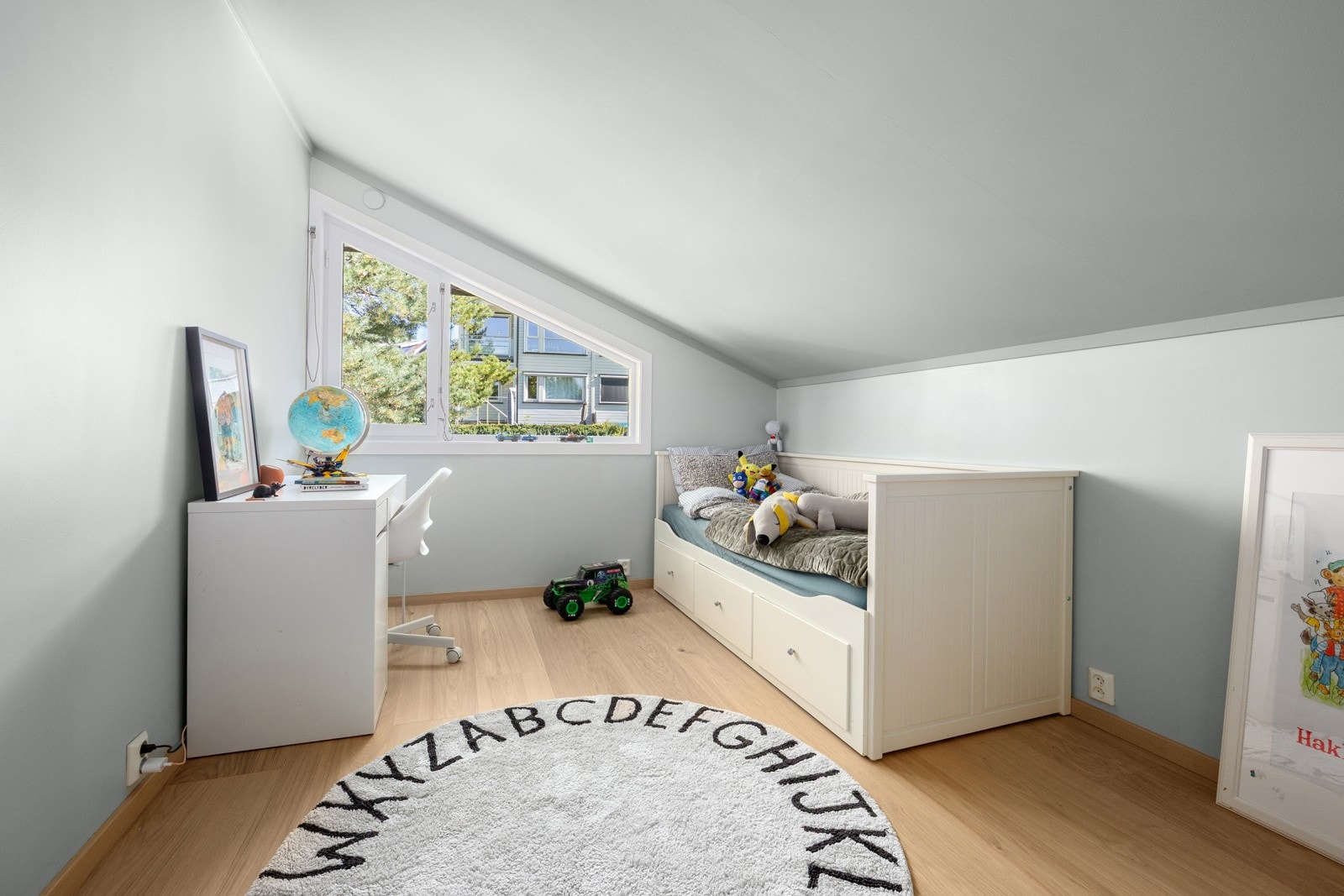 Det minste soverommet er lyst og trivelig, et nyoppusset og perfekt barnerom. Galleribilde