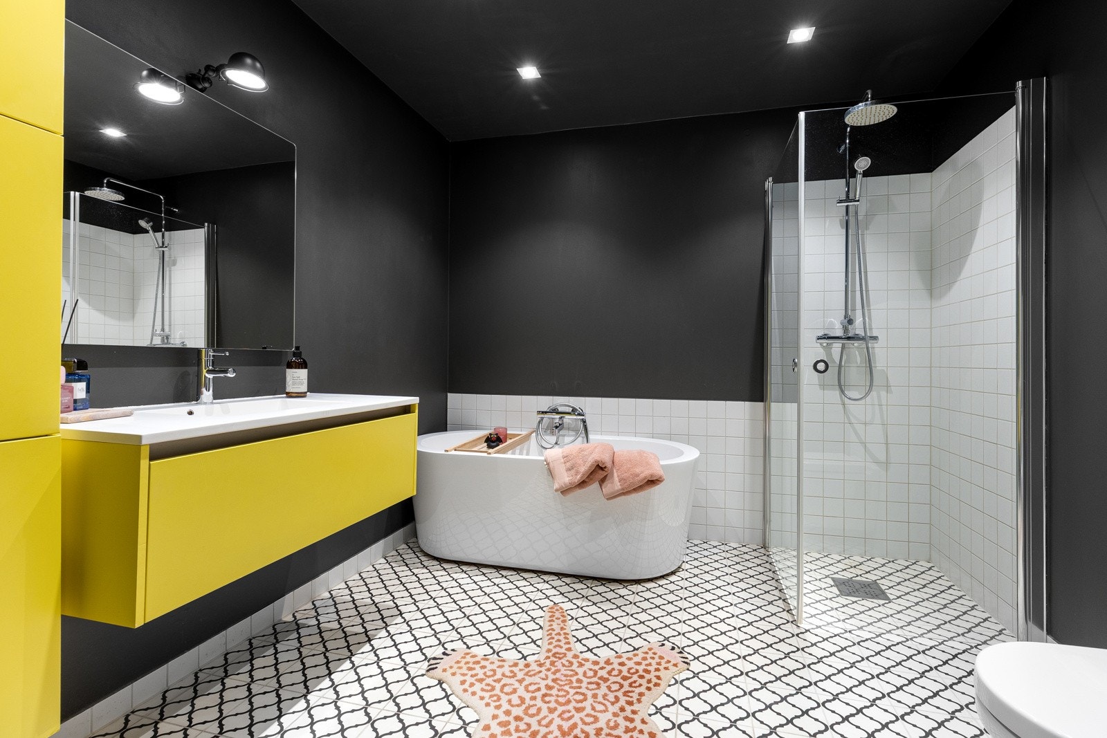 Badet i andre etasje er innredet med tanke på ekstra velvære, utstyrt med både badekar og regnfallsdusj. Galleribilde