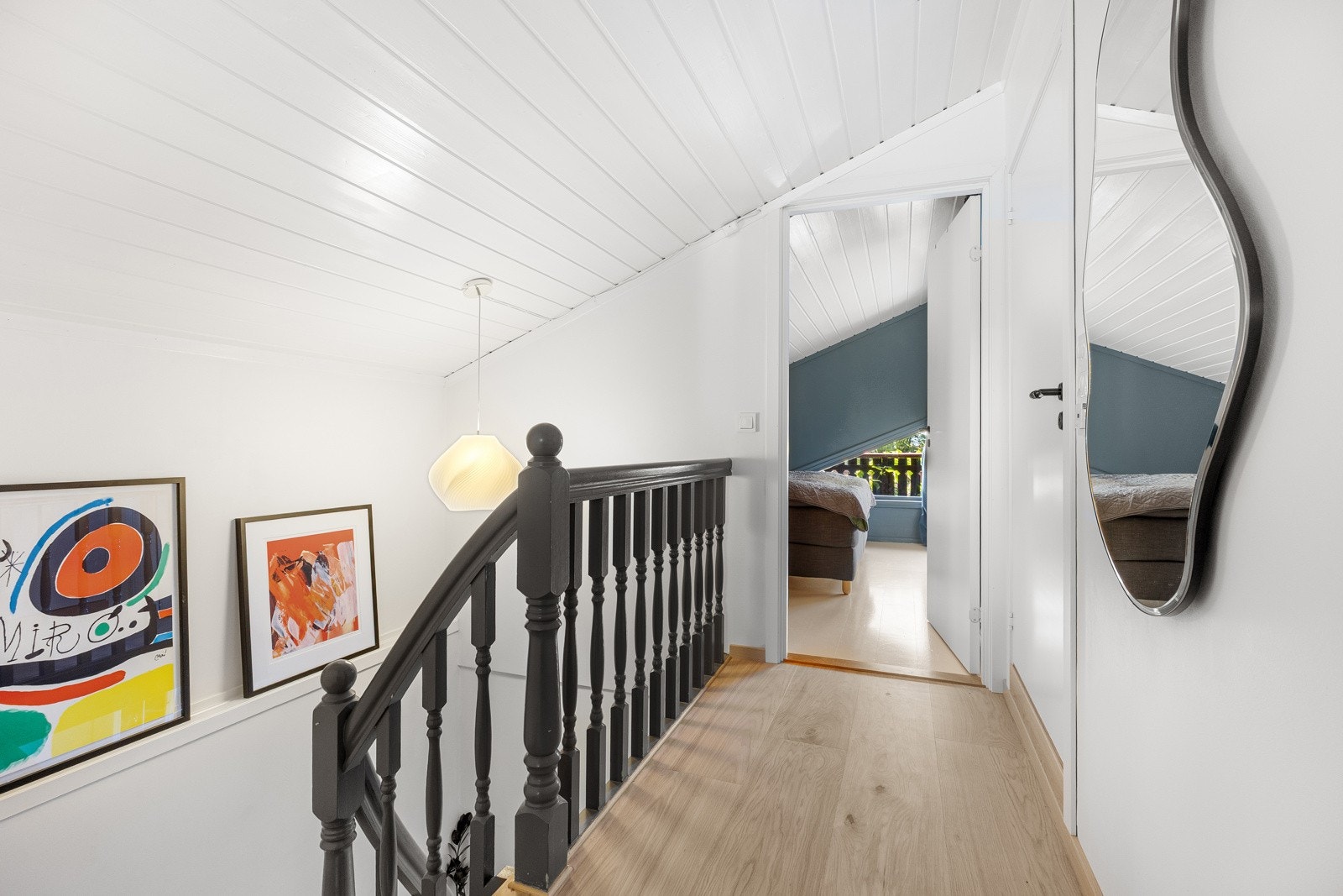 Hele andre etasje har pene overflater, pusset opp i 2025, med unntak av badet som er fra 2015. Galleribilde