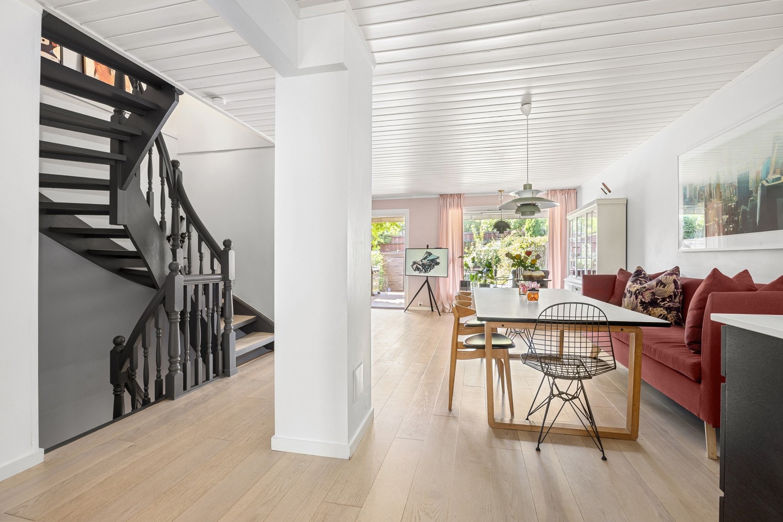 Trappen mellom etasjene er gråmalt med åpne trinn. Galleribilde