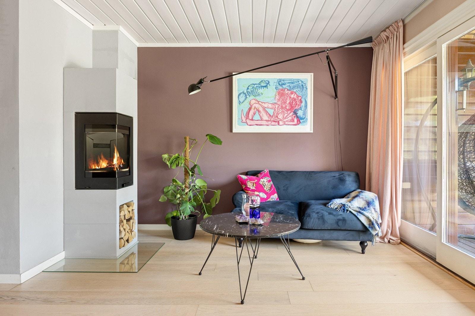 Stuen har god plass til både tv-lounge og spisebord i hver sin sone. Galleribilde