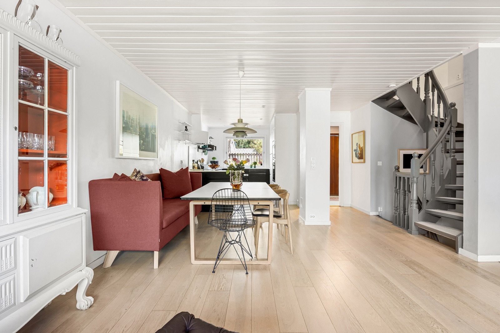 Boligen har en familievennlig planløsning, godt utnyttet areal og betydelige påkostninger fra de siste 10 år. Galleribilde