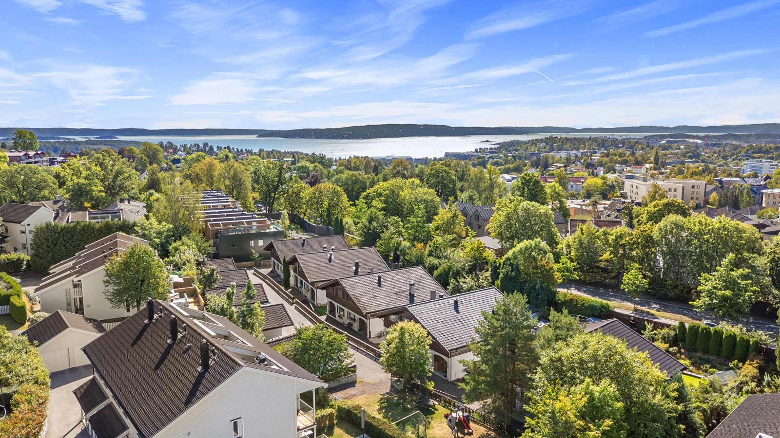 Beliggenheten er nydelig, midt mellom marka og fjorden, og med kort avstand til sentrum via T-banen. Galleribilde