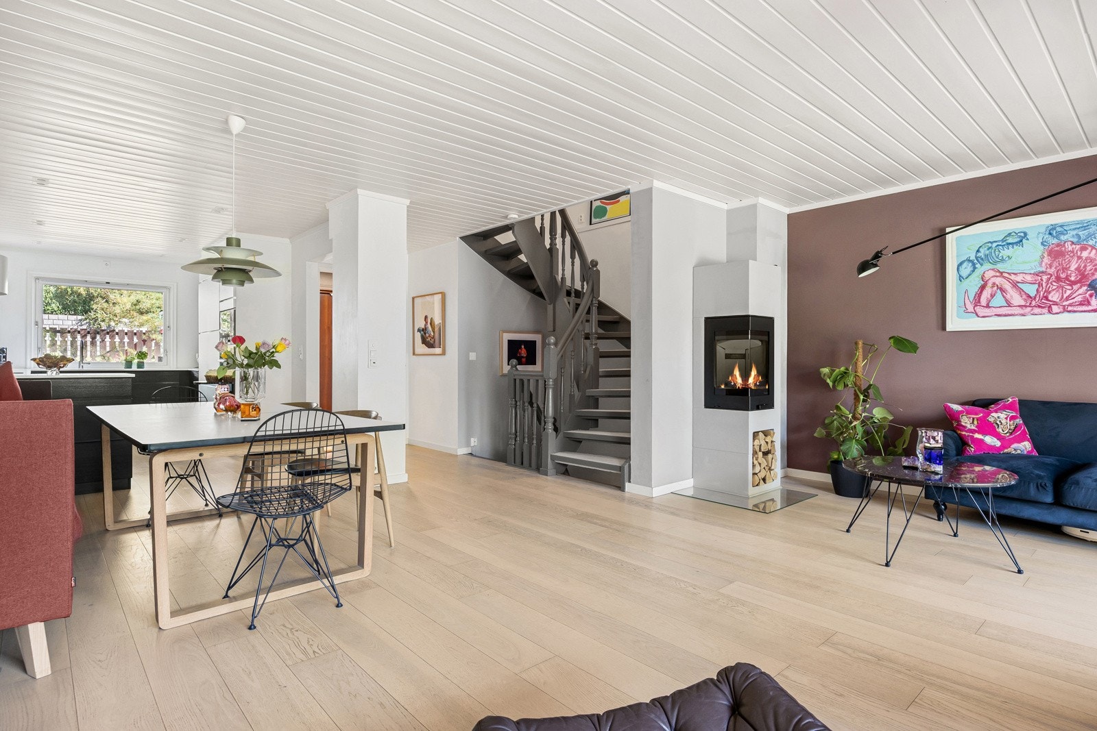 Stuen smykkes av en lekker hjørnepeis, montert i 2017, med glass på to sider og vednisje i bunn. Galleribilde