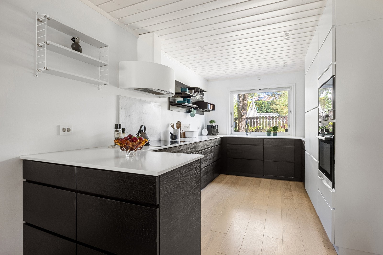 Et vindu over den ene benken og downlights i himlingen gir en ekstra lys og trivelig sone. Galleribilde